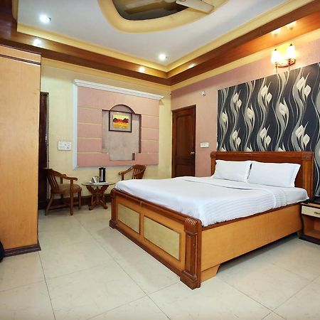 Capital O 10990 Hotel Gobind Regency Zirakpur Exterior photo