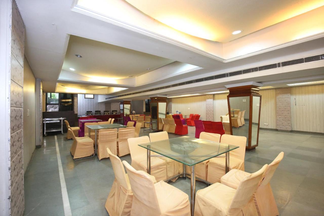Capital O 10990 Hotel Gobind Regency Zirakpur Exterior photo