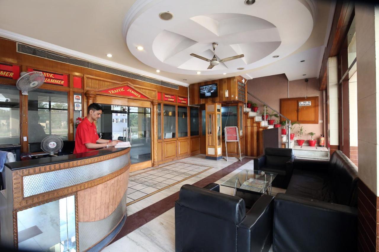 Capital O 10990 Hotel Gobind Regency Zirakpur Exterior photo